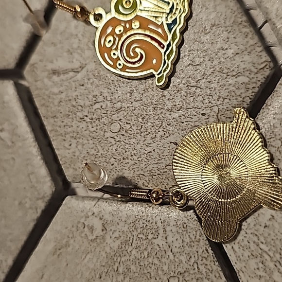 Gary The Snail Earrings - Picture 3 of 4